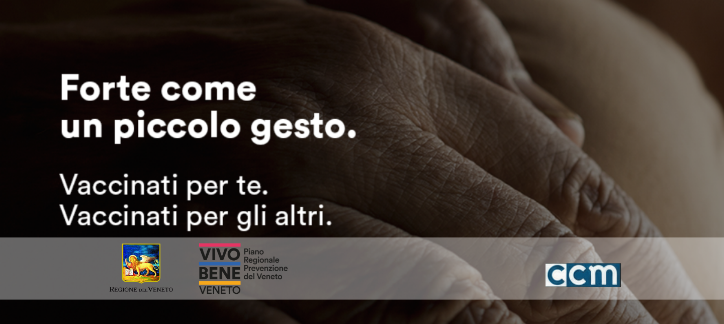 Una mano sullo sfondo e il testo: forte come un piccolo gesto. Vaccinati per te e per gli altri. Logo regione veneto, logo vivo bene veneto e logo ccm Centro Nazionale per la Prevenzione e il Controllo delle Malattie